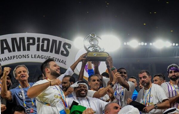 알아인 선수단이 우승을 자축하고 있다. /구단 페이스북