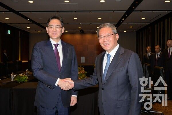 26일 서울 신라호텔에서 이재용 삼성전자 회장과 리창 중국 총리가 면담에 앞서 악수를 하고 있다. / 삼성전자