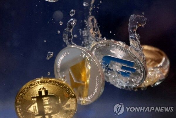 지난해 비트코인과 이더리움 등 주요 가상자산은 연초 대비 60%가 넘는 폭락세를 기록했다. /연합뉴스