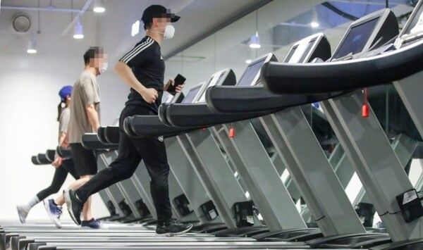 서울 강남구에 위치한 화이트짐 역삼점에서 회원들이 트레드밀에서 걷기 운동을 하고 있다. /연합뉴스