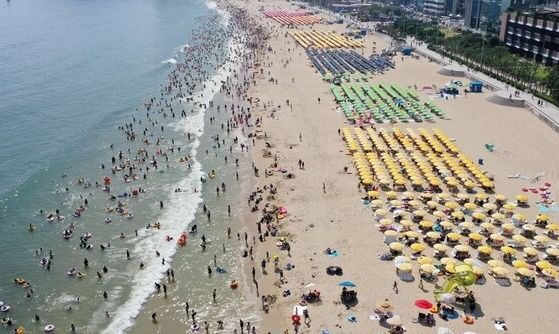 피서객들로 북적이는 해수욕장 /연합뉴스