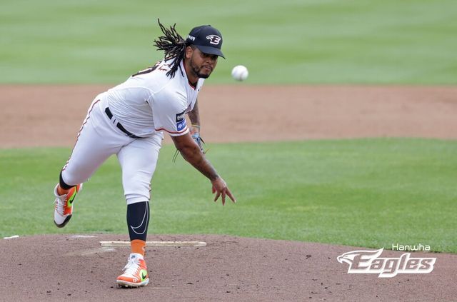 15일 NC 다이노스 홈 경기에 나선 펠릭스 페냐. /한화 제공
