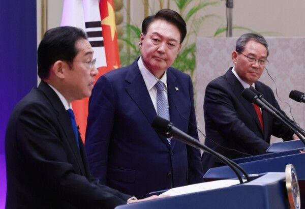 윤석열(가운데) 대통령이 27일 청와대 영빈관에서 열린 제9차 한일중 정상회의 공동기자회견에서 기시다 후미오 일본 총리의 발언을 듣고 있다. /연합뉴스