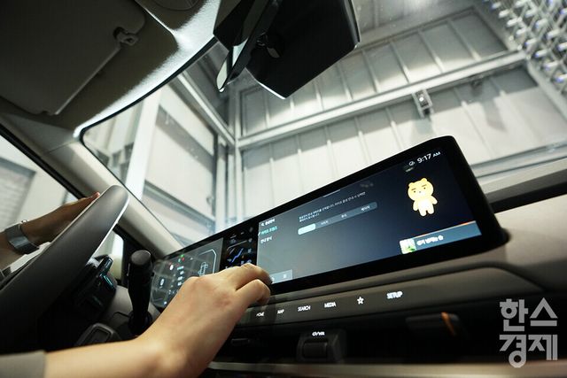 지난 22일 오전 서울 성동구 기아 EV 언플러그드 그라운드에서 &nbsp;'The Kia EV3 포토미디어데이' 행사가 열렸다. EV3는 EV 최초로 생성형 AI 기술을 접목한 기아 AI 어시스턴트가 적용됐다. 또한 차량 내 엔터테인먼트와 디스플레이 테마 등 혁신적인 커넥티비티 사양이 탑재됐다. /최대성 기자 dpdaesung@sporbiz.co.kr 2024.05.22