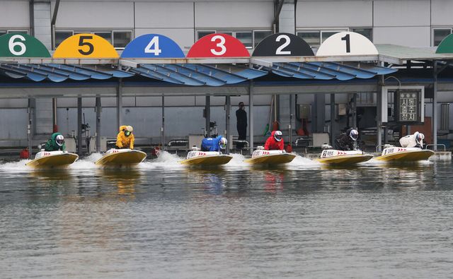 미사리경정장에서 출전 선수들이 힘차게 출발하고 있다./국민체육진흥공단 제공