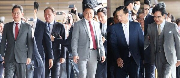 (왼쪽부터) 이재용 삼성전자 회장과 최태원 SK그룹 회장, 정의선 현대차그룹 회장, 김동관 한화그룹 회장, 이재현 CJ그룹 회장이 28일 오후&nbsp;무함마드 빈 자예드 알 나흐얀 아랍에미리트(UAE) 대통령과의 티타임을 위해 서울 시내 한 호텔에 들어서고 있다. / 연합