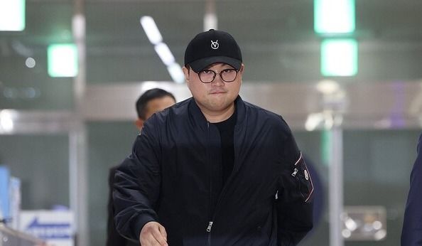 조사 마친 김호중, 주머니에 손 넣고 / 연합뉴스