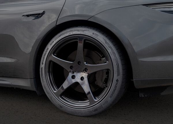 한국타이어, 포르쉐 타이칸에 ISCC PLUS 인증 최초 각인한 전기차 전용 타이어 공급. /한국타이어 제공