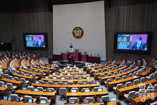 최상목 경제부총리가 23일 오후 서울 여의도 국회 본회의장에서 본회의 대정문질문에서&nbsp;김경협 더불어민주당 의원의 질의에 답변하고 있다. /최대성 기자 dpdaesung@sporbiz.co.kr 2024.02.23.