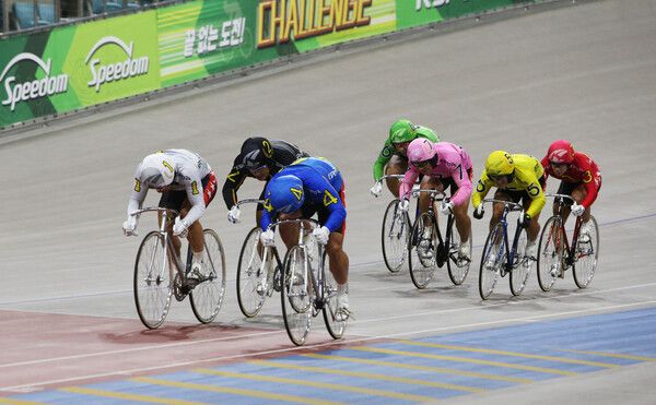 광명스피돔에서 선수들이 결승선을 향해 전력질주 하고 있다. /국민체육진흥공단 제공