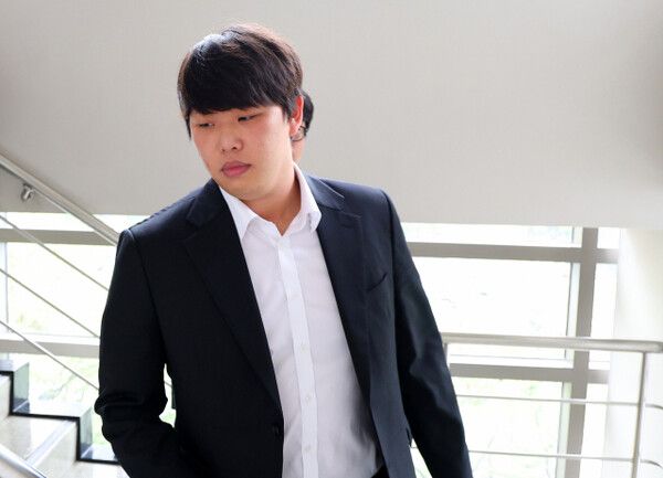 미성년자 성 착취물을 제작한 혐의로 재판에 넘겨진 전 롯데 자이언츠 투수 서준원이 지난해 9월 부산지방법원에서 열린 선고공판에 참석한 뒤 법원을 나서고 있다. /연합뉴스