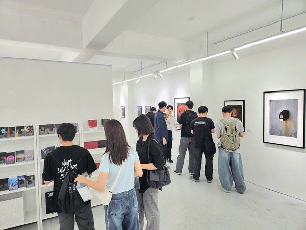 날것들(GALAXY SNAP) 사진전. /책여정 제공