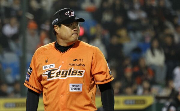 29일 대전한화생명이글스파크에서 열린 프로야구 KT 위즈와 한화 이글스의 경기. 6회초 KT에게 점수를 빼앗긴 한화 류현진이 아쉬운 표정을 짓고 있다. /연합뉴스