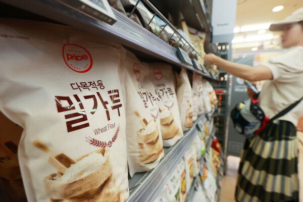 서울 시내 한 대형마트에 진열된 밀가루./연합뉴스.
