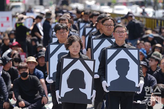 29일 오후 서울 시청역 앞에서 전국공무원노동조합과 대한민국공무원노동조합총연맹 주최로 공노총, 악성 민원 희생자 추모 공무원노동자대회가 열리고 있다. 악성민원 희생자들을 상징하는 영정이 무대로 이동하고 있다. /최대성 기자 dpdaesung@sporbiz.co.kr 2024.04.29