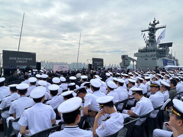 ‘제21회 함상토론회·대국민대회’가 지난 30일 인천 송도 크루즈터미널에 정박 중인 독도함에서 개최되고 있다 / 김우정 기자