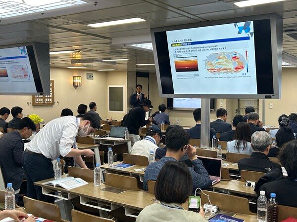 한산도함에서 진행된 ‘바다 살리기 세미나’에서 권오봉 군산대 교수가 발표를 진행하고 있다 / 김우정 기자
