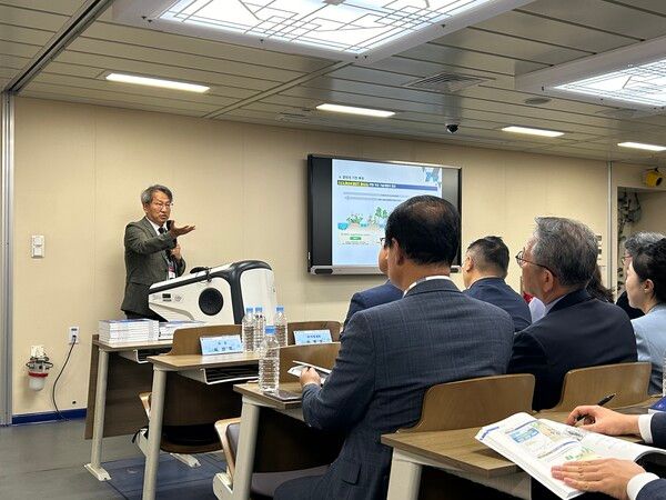 한산도함에서 진행된 ‘바다 살리기 세미나’에서 심원준 한국해양과학기술원(KIOST) 책임연구원이 토론을 진행하고 있다.&nbsp;/ 김우정 기자