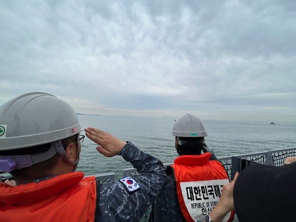 한산도함에서는 고속정 항해 참관행사가 진행되고 있다. 한산도함에 승선한 해군이 다가오는 고속정을 향해 경례를 하고 있다. / 김우정 기자