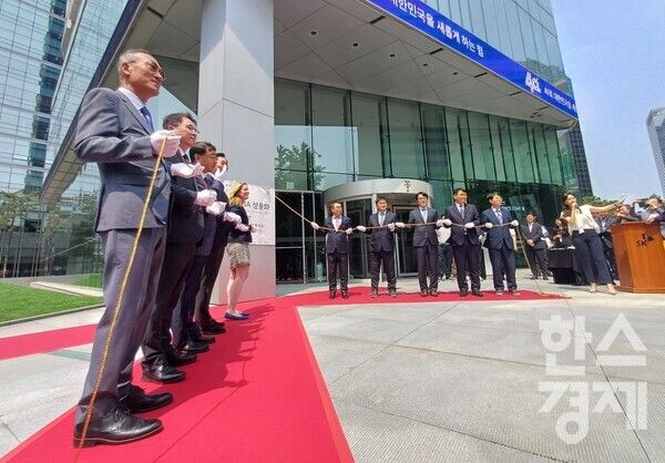 SKT타워 입구에서 진행된 현판 제막식 모습 / 조나리 기자