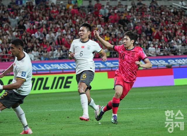 대한민국 이강인 선수가 11일 오후 서울월드컵경기장에서 열린 중국과의 '2026 FIFA 북중미 월드컵 아시아 2차 예선 C조 6차전'서 결승골로 이어진 슛을 하고 바라보고 있다. /최대성 기자 dpdaesung@sporbiz.co.kr 2024.06.11.