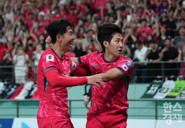 대한민국 이강인 선수가 11일 오후 서울월드컵경기장에서 열린 중국과의 '2026 FIFA 북중미 월드컵 아시아 2차 예선 C조 6차전'서 골을 넣은 후 환호하고 있다. /최대성 기자 dpdaesung@sporbiz.co.kr 2024.06.11.