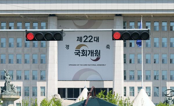 서울 여의도 국회의사당에 22대 국회 개원을 축하하는 대형 현수막이 걸려 있다. /연합뉴스