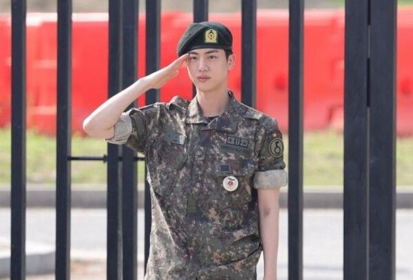 BTS 진이 전역하며 경례하고 있다. /연합뉴스 제공&nbsp;