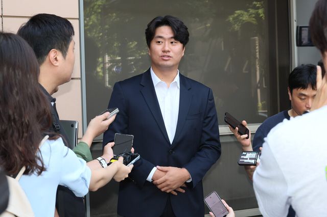 고교 시절 야구부 후배에게 폭력을 행사한 혐의로 기소된 프로야구 두산 베어스 이영하가 13일 서울 마포구 서부지법에서 열린 항소심 선고 공판에서 무죄판결을 받고 나와 취재진의 질문에 답하고 있다. /연합뉴스