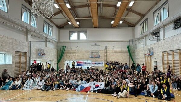 12일(현지시간) 체코 신규 원전 건설 예정지 인근 트레비치에 위치한 학교에서 한국수력원자력 체코 글로벌 봉사단이 문화 교류 활동을 하고 있다. / 한수원 제공.