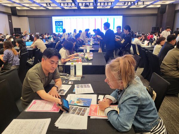 지난 3일부터 4일까지 열린 '2024 한국 테마 관광 박람회'에서 해외 여행업계 관계자에게 한국 경륜을 설명하고 있다. /국민체육진흥공단 제공