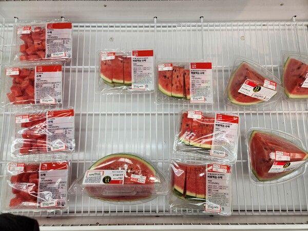 롯데마트 안산점 1층에서 다양한 조각 수박이 판매되고 있다. / 사진=이수민 기자&nbsp;