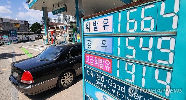 전국 주유소 휘발유·경유 가격이 하락세를 보이고 있다 / 연합뉴스 제공