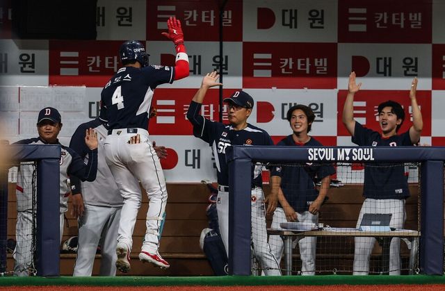 14일 고척스카이돔에서 열린 키움 히어로즈전에서 4-4 동점 상황에서 결승 2점 홈런을 때려낸 헨리 라모스가 이승엽 감독과 하이파이브를 하고 있다. /두산 제공