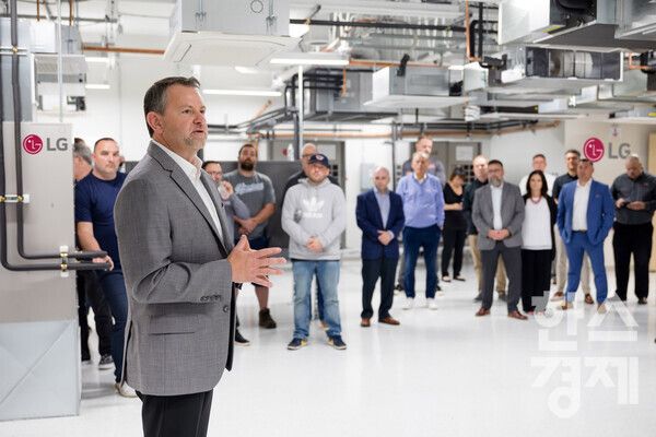 미국 보스턴 아카데미에서 스티브 스카브로 LG전자 미국법인 상업용에어컨담당이 엔지니어들에게 LG전자의 다양한 냉난방공조 제품을 설명하고 있다. / LG전자