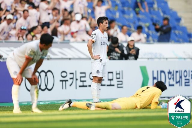 16일 울산 문수축구경기장에서 열린 17라운드 울산 원정서 가까스로 2-2 무승부를 거둔 FC서울. 최근 5경기 연속 무승 부진에 빠졌다. /한국프로축구연맹 제공