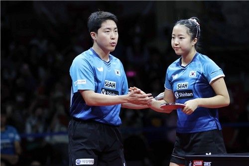 임종훈(왼쪽)과 신유빈. /평창아시아탁구선수권대회 조직위 제공