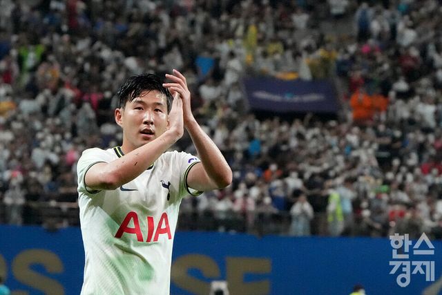 13일 오후 서울 마포구 서울월드컵경기장에서 열린 쿠팡플레이시리즈 1차전 팀 K리그와 토트넘 홋스퍼 경기. 경기를 마친 손흥민이 관중에게 인사를 하고 있다. /한스경제 DB