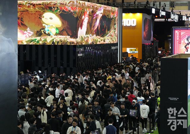 16일 오전 부산 해운대구 벡스코에서 '지스타 2023'가 개막했다. 많은 관람객들이 전시관을 체험하고 있다. 총 3250부스가 마련돼 역대 최대 규모로 나흘간 개최되는 이번 행사는 엔씨소프트를 비롯한 주요 게임사들이 신규IP(지식재산권)를 관람객들에게 선보인다. /부산=최대성 기자 dpdaesung@sporbiz.co.kr 2023.11.16.