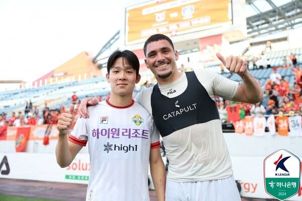 강원FC 양민혁(왼쪽)과 야고. /한국프로축구연맹 제공