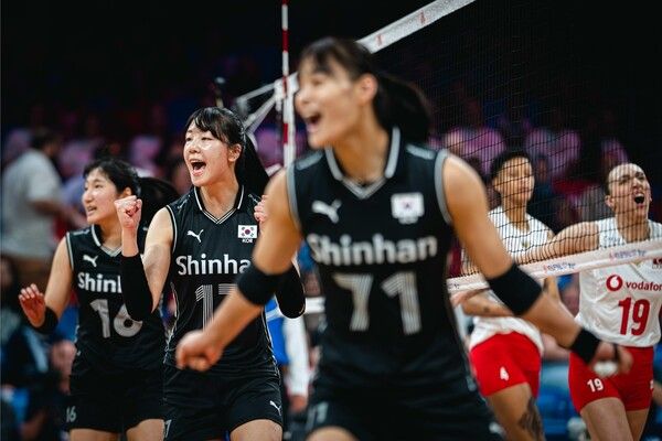 한국 여자배구 대표팀의 정호영(가운데). /FIVB 홈페이지 캡처