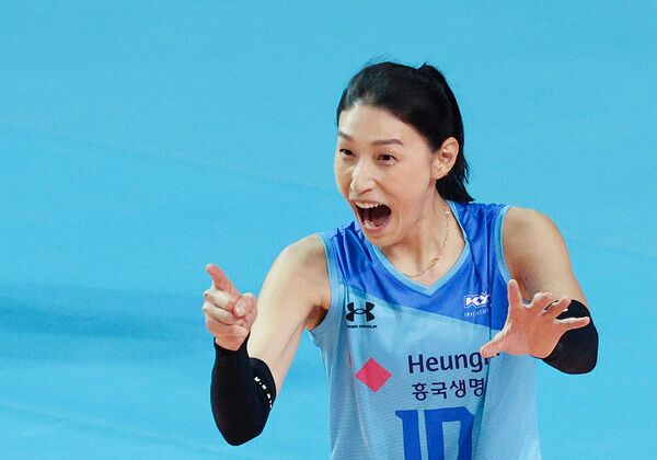 9일 서울 송파구 잠실체육관에서 열린 세계 여자배구 올스타전에서 팀 스타 주장 김연경이 득점에 성공한 뒤 기뻐하고 있다. /연합뉴스