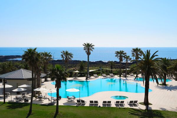 해비치 호텔앤드리조트 제주 리조트 야외 수영장. /해비치 호텔앤드리조트 제공