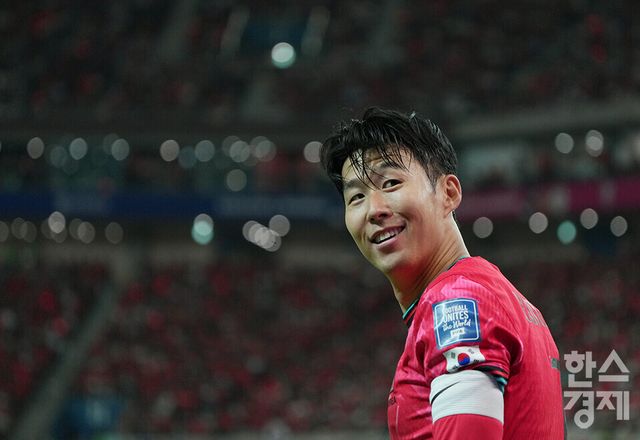 대한민국 손흥민 선수가 11일 오후 서울월드컵경기장에서 열린 중국과의 '2026 FIFA 북중미 월드컵 아시아 2차 예선 C조 6차전'서 중국 응원단의 야유를 듣고 여유있는 미소를 보이고 있다. /최대성 기자 dpdaesung@sporbiz.co.kr 2024.06.11.