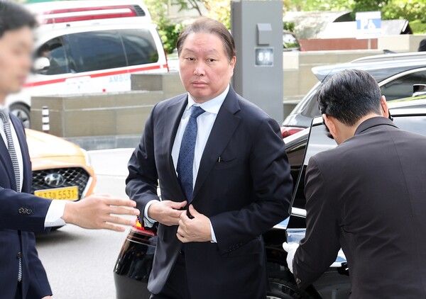 최태원 SK그룹 회장이 지난 28일 오후&nbsp;무함마드 빈 자예드 알 나흐얀 아랍에미리트(UAE) 대통령과의 티타임을 위해 서울 시내 한 호텔에 들어서고 있다.&nbsp; /연합