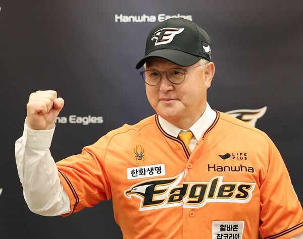 한화 이글스 지휘봉을 잡고 프로야구에 복귀한 김경문 감독이 3일 오후 대전한화생명이글스파크에서 취임식을 하고 있다. /연합뉴스