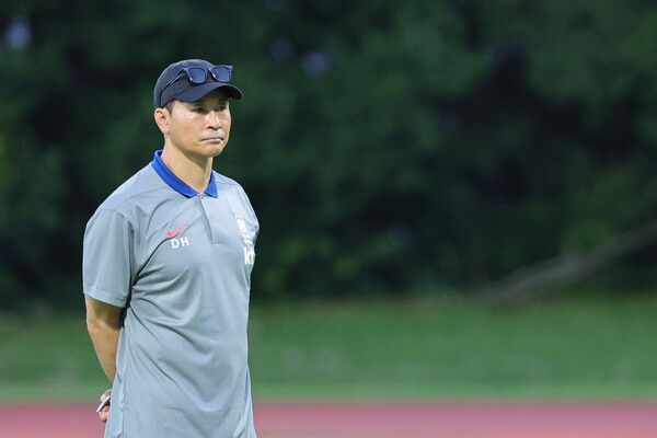 2026 북중미 월드컵 아시아 2차 예선 조별리그 C조 5차전 싱가포르전을 앞둔 한국 축구 국가대표팀이 3일(현지시간) 오후 싱가포르 비샨 스타디움에서 훈련하는 가운데 김도훈 임시 감독이 훈련을 지켜보고 있다. /연합뉴스