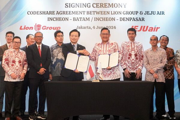 4일(현지시간) 오전&nbsp;인도네시아&nbsp;자카르타&nbsp;페어몬트&nbsp;호텔에서&nbsp;김이배&nbsp;제주항공&nbsp;대표이사(사진&nbsp;왼쪽에서&nbsp;6번째), Capt.Daniel Putut Kuncoro Adi&nbsp;라이온에어&nbsp;그룹회장(사진&nbsp;오른쪽에서&nbsp;4번째)&nbsp;등&nbsp;관계자들이&nbsp;참석한&nbsp;가운데&nbsp;기념촬영을&nbsp;하고&nbsp;있다. / 제주항공 제공
