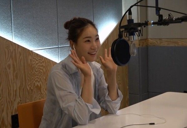 지하철 안내 방송을 녹음 중인 프로골퍼 유현주. /두산건설 제공