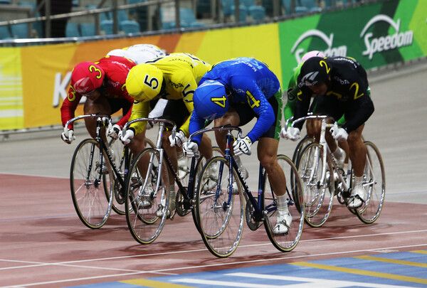 광명스피돔에서 우수급 선수들이 결승선을 향해 달려가고 있다. /국민체육진흥공단 제공
